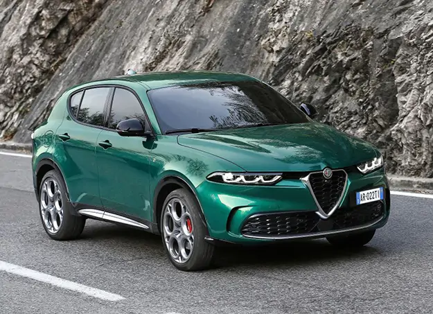 Alfa Romeo Tonale garée en extérieur, mettant en avant son profil élégant