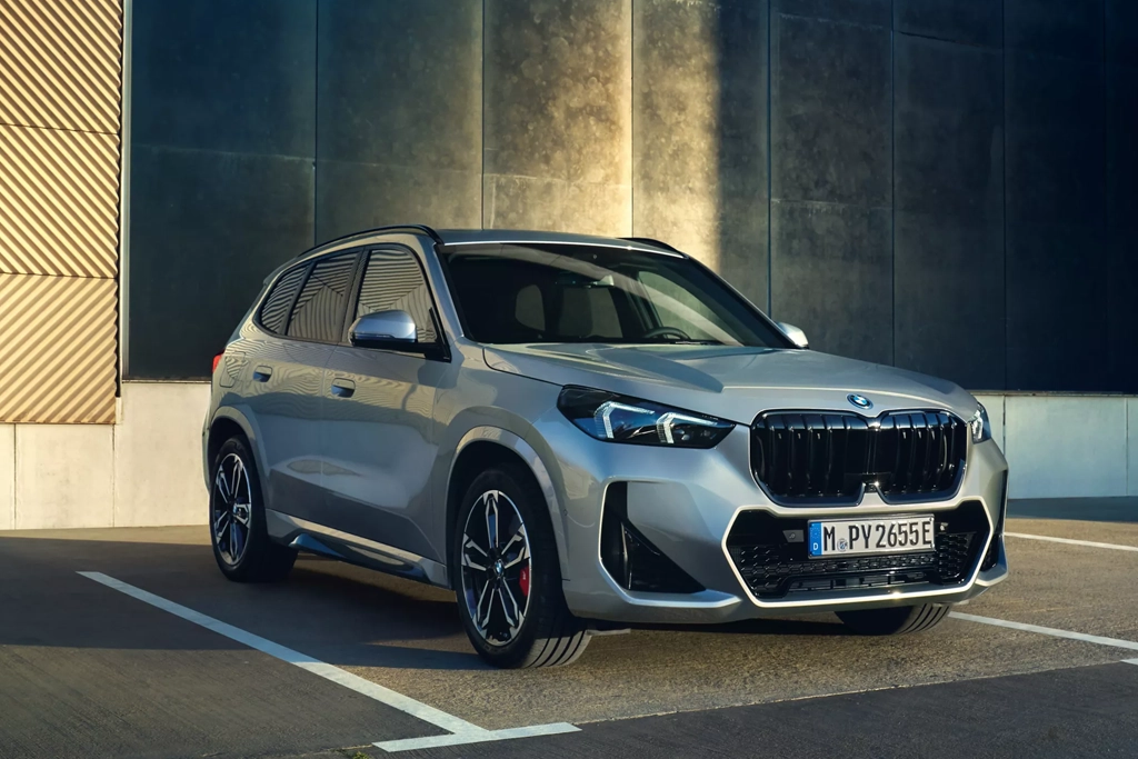 Vue latérale du BMW iX1 électrique garé