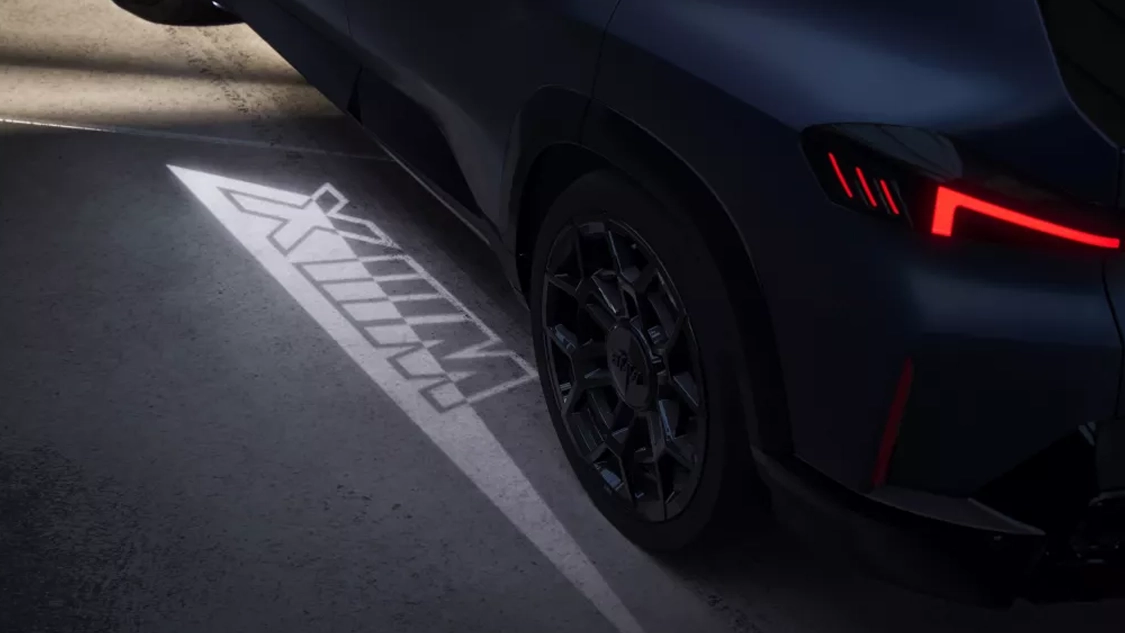 Vue portière BMW XM mettant en avant les feux LED