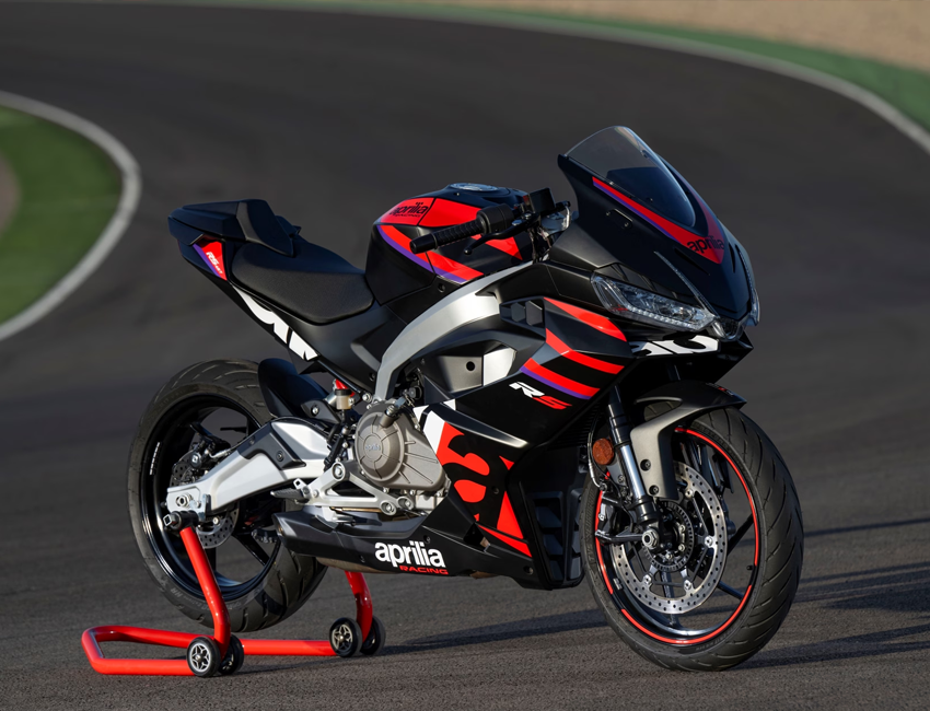 Vue avant de l’Aprilia RS 457 sur fond noir