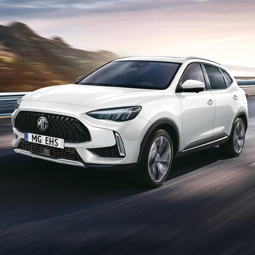 MG EHS Hybrid+ garé devant une maison, illustrant son usage familial