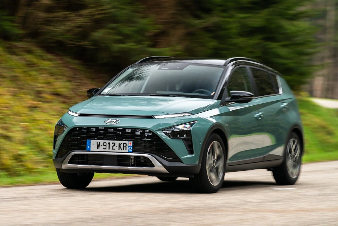 Vue trois quart du Hyundai BAYON sur route