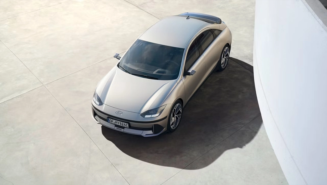 Vue latérale de la Hyundai IONIQ 6 sur fond sombre