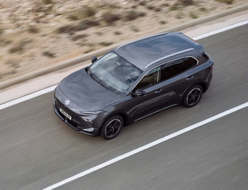 Vue avant de la MG MGS5 EV sur fond noir