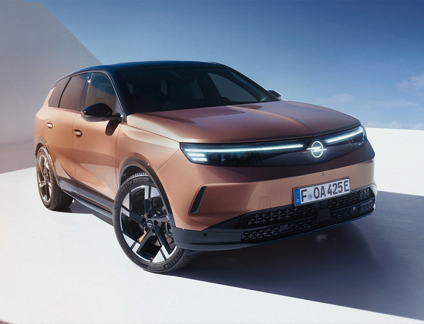 Vue avant du Nouveau Grandland Opel sur fond sombre