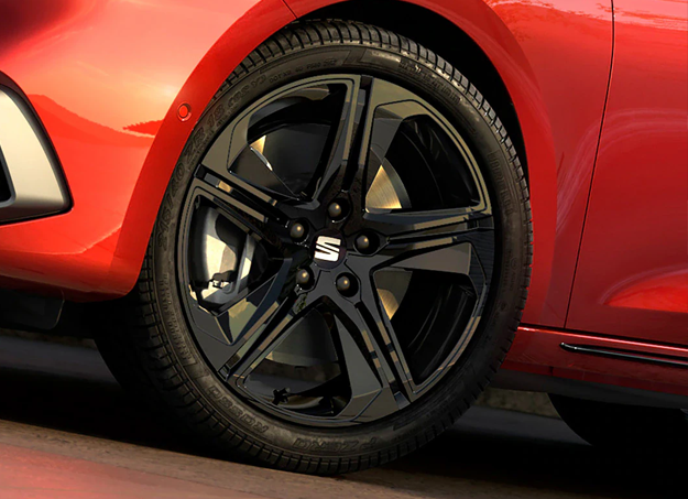 Vue jante de la Seat Leon Sportstourer 2025 en stationnement