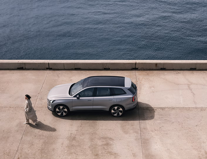 Profil latéral du Volvo EX90 électrique stationné en ville