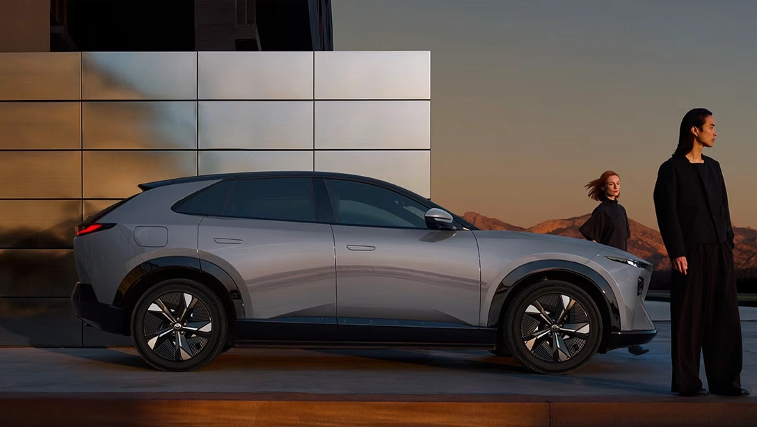 Vue avant du Mazda CX 6e sur route, design moderne et élégant