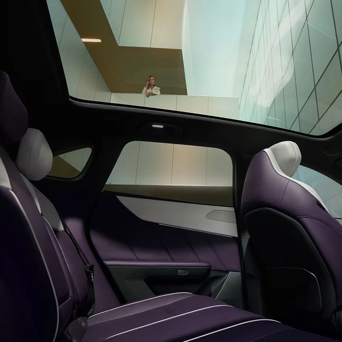 Tableau de bord numérique du Mazda CX 6e affichant les technologies embarquées