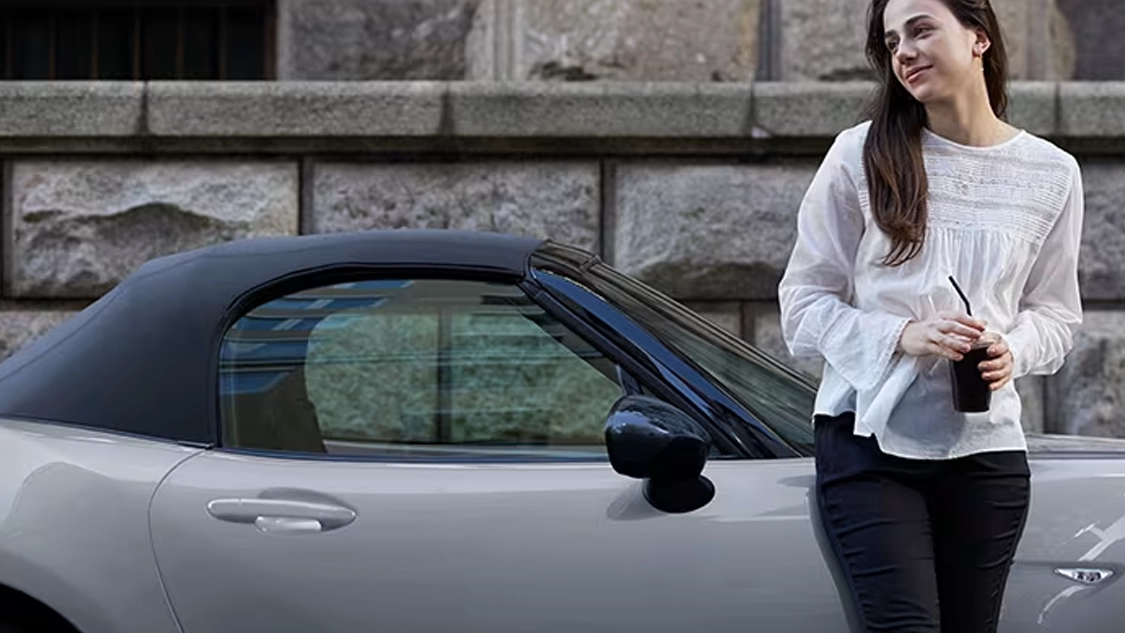 Mazda MX-5 vue de profil, capote fermée, couleur rouge